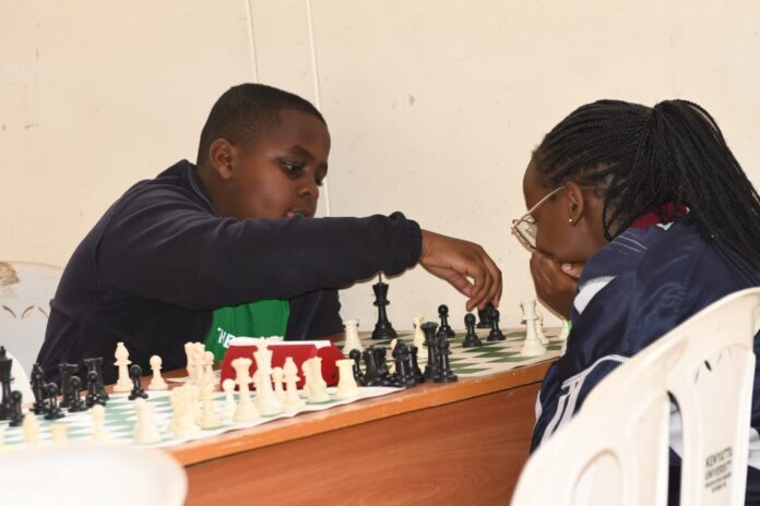 Youngsters play chess