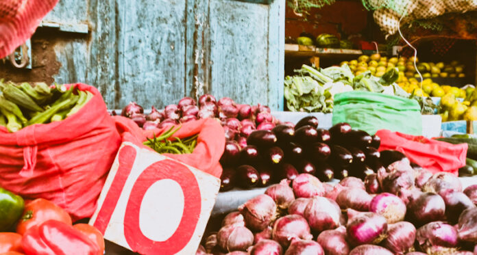 Fruits-and-vegetables-at-a-food-stall